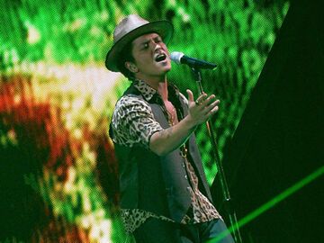 Bruno Mars performte live auf der Bühne - inklusive aufwändiger Lasershow
