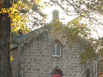 In dieser romantischen Dorfkapelle gab sich das Brautpaar das Ja-Wort