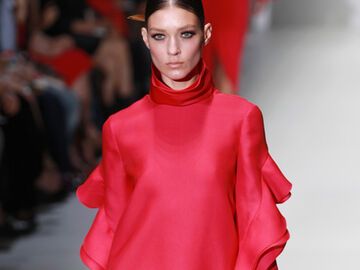 Frida Giannini bringt diesen Sommer für Gucci den Seventies-Look zurück auf den Runway. Rüschen und Volants dürfen dabei natürlich nicht fehlen  am besten in leuchtend monochromen Farben.