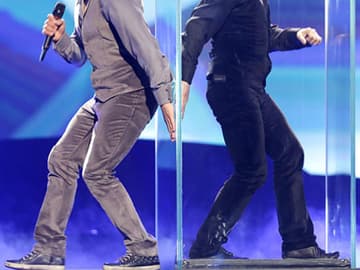 Aserbaidschan beeindruckt mit einer faszinierenden Bühnen-Show