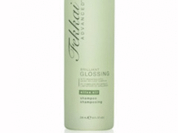  Das Pflegeshampoo verwöhnt das Haar mit  Olivenextrakten und verleiht on top durch glanzreflektierende Pigmente  einen luxuriösen Schimmer. "Advanced Brilliant Glossing Shampoo" von  Fekkai, 236 ml ca. 23 Euro, exklusiv bei Douglas