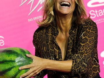 Kim Fisher freut sich, weil sie eine Melone trägt
