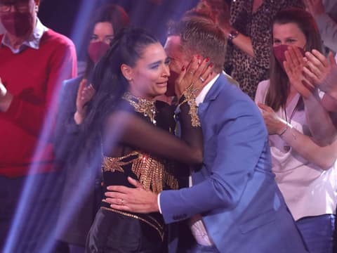 Amira und Oliver Pocher umarmen sich bei "Let's Dance"