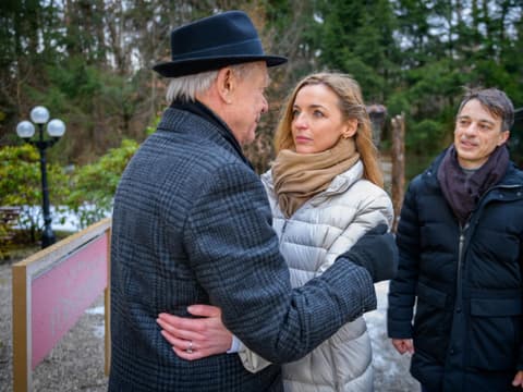 Lia und Werner umarmen sich zum Abschied