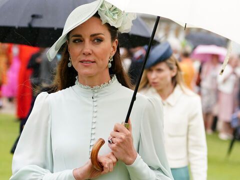 Herzogin Kate in grünem Kostüm mit auffälligem Hut