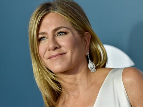  Jennifer Aniston lächelt leicht