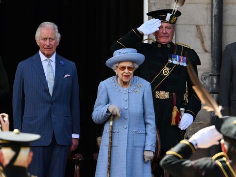 Prinz Charles und Queen Elizabeth schauen ernst
