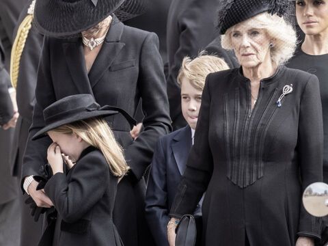 Prinzessin Charlotte weint bei Beerdigung von Queen Elizabeth.