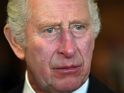 Prinz Charles schaut extrem traurig 