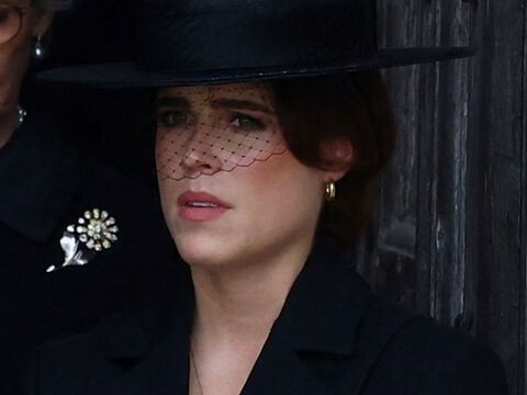 Prinzessin Eugenie schaut traurig