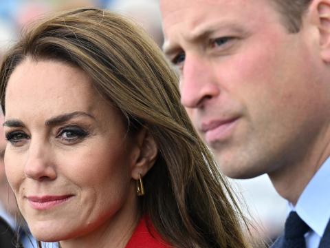 Prinzessin Kate und Prinz William schauen ernst.