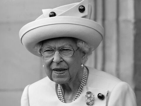 Queen Elizabeth II. in schwarz weiß