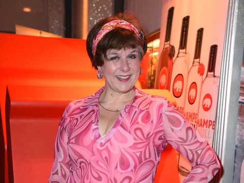 Iris Abel posiert im pinken Kleid