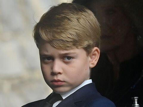 Prinz George im Anzug schaut ernst