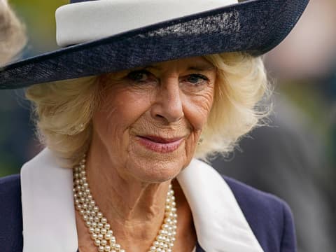 Queen Consort Camilla schaut unsicher 