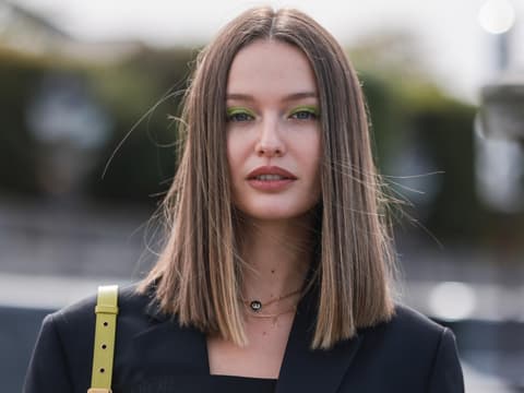 Frau mit Long Bob und grünem Lidschatten