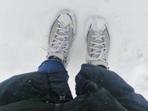 Frau mit Sneakern im Schnee