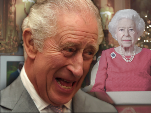 Weihnachten bei den britischen Royals: König Charles lacht, im Hintergrund Queen Elizabeth II. bei der Weihnachtsansprache