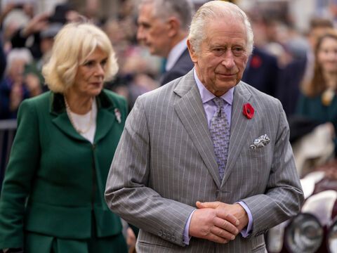König Charles schaut ernst Camilla hinter ihm 