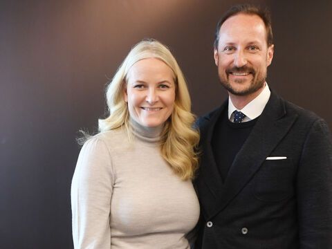 Prinz Haakon und Prinzessin Mette-Marit von Norwegen lächeln freundlich