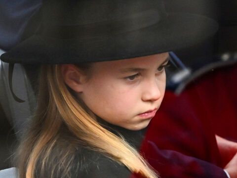 Prinzessin Charlotte mit schwarzem Hut schaut traurig