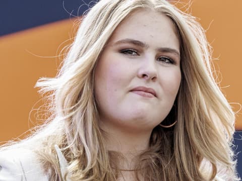 Prinzessin Amalia der Niederlande guckt bedrückt