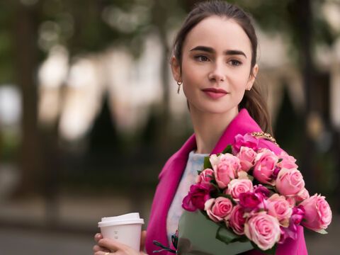 Emily in Paris mit rosa Rosen
