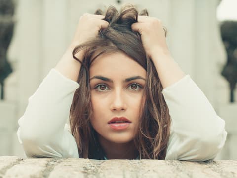 Frau rauft sich Haare