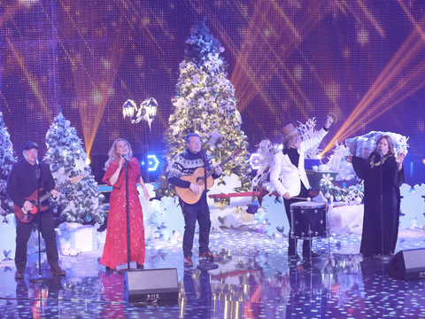 Kelly Family bei einem Auftritt, Weihnachtsbaum im Hintergrund