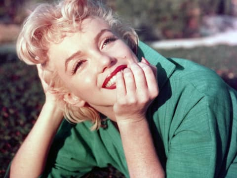 Marilyn Monroe lächelt zur Seite