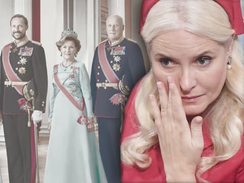 Prinzessin Mette Marit weint - im Hintergrund norwegische Royals