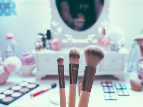 Beauty-Tools vor Schminke