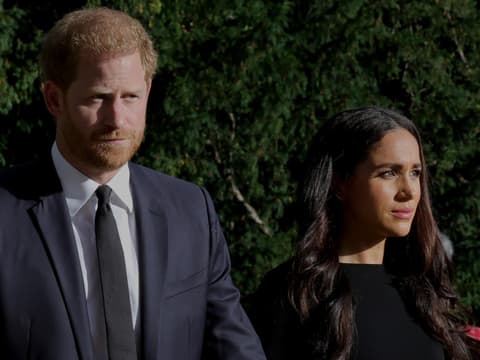 Prinz Harry und Herzogin Meghan gehen Hand in Hand.