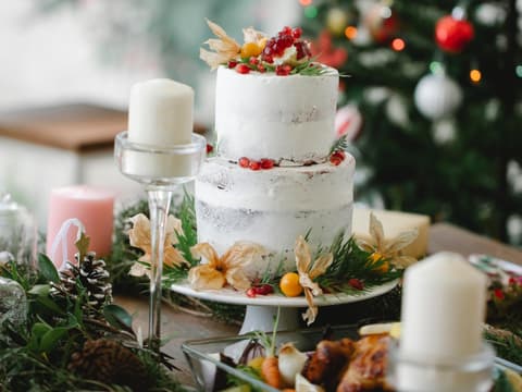 Weihnachtsdesserts auf Tisch