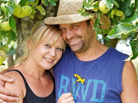 Das "Bauer sucht Frau"-Paar Steffi und Stephan hält sich im Arm