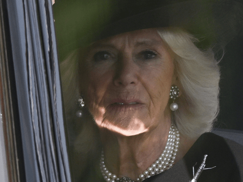 Queen Consort Camilla düster in einem Auto