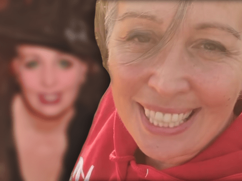 "Bauer sucht Frau" 2022 - Christine lacht - im Hintergrund mit Faschings-Kostüm