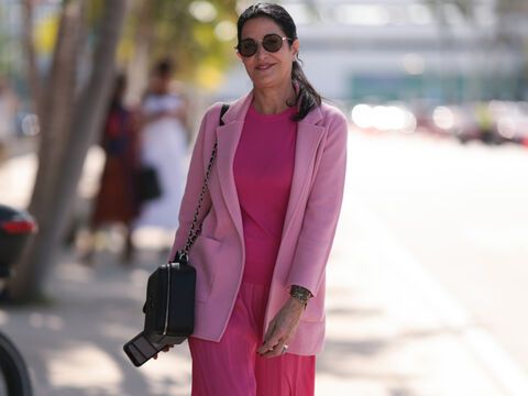 Frau mit rosa Blazer auf Straße