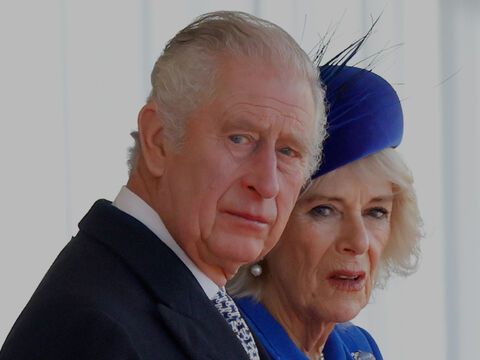 König Charles III. und Queen Consort Camilla stehen nebeneinander.
