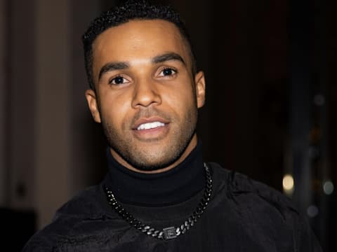 Lucien Laviscount zeigt seine Zähne.