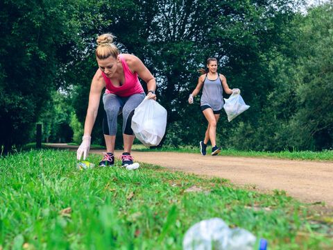 Frauen sammeln Müll beim Joggen