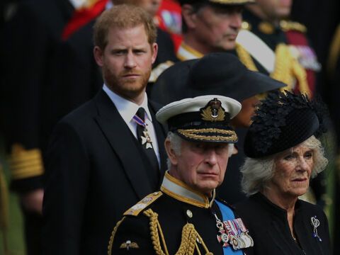 Prinz Harry, König Charles III. und Queen Consort Camill bei der Beerdigung von Queen Elizabeth II. im September 2022.