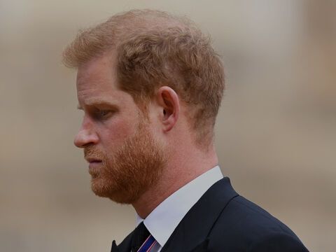 Prinz Harry schaut bedrückt bei der Beerdigung von Queen Elizabeth II.