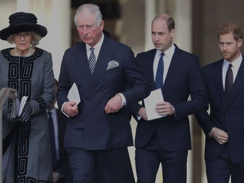 Queen Consort Camilla, König Charles III., Prinz William und Prinz Harry gehen zusammen.