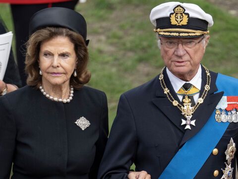 Königin Silvia und König Carl Gustaf gehen zusammen. 
