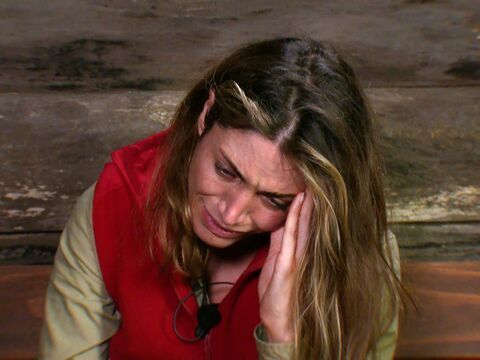 Tessa Bergmeier weint im Dschungeltelefon