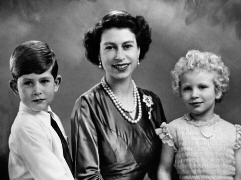 König Charles mit Queen Elizabeth II. und Prinzessin Anne.