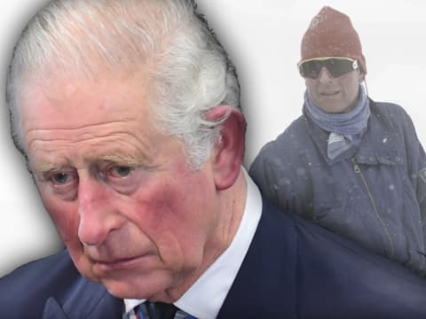 König Charles III. traurig - im Hintergrund beim Skifahren 