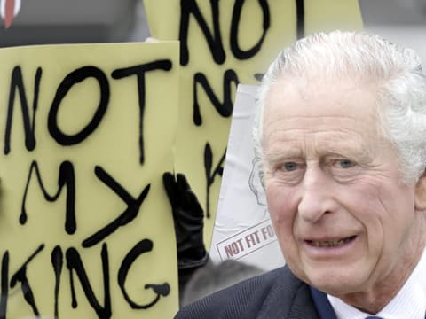 König Charles III. trifft auf eine Demonstration. 