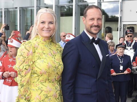 Prinzessin Mette-Marit und Prinz Haakon lächeln.
